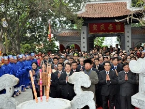 老街省领导人在上祠庙上香（图片来源：老街报）
