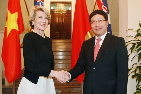 越南政府副总理兼外交部长范平明同澳大利亚外交部长朱莉·毕晓普举行会谈