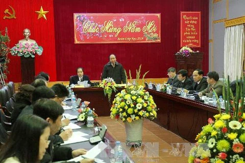 越南政府副总理阮春副在会议上发表讲话