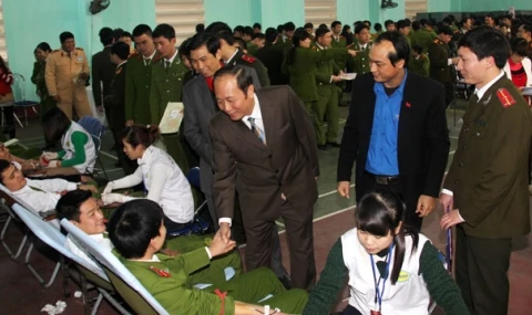 越南河南省举行2014年“红色之春”节无偿献血活动 (图片来源：《新报》电子网）