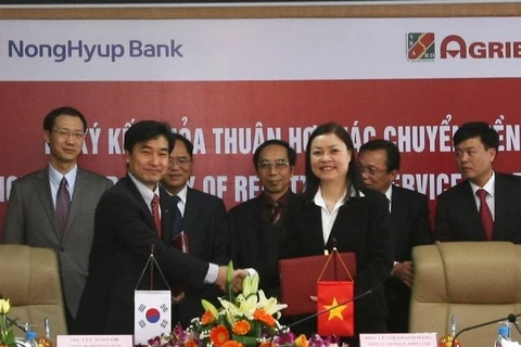 两家银行领导签署合作协议