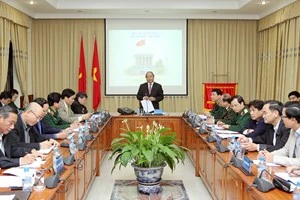 越南政府副总理阮春福在工作会谈上发表讲话