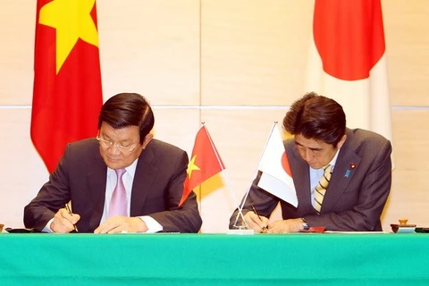 越南国家主席张晋创与日本首相安倍晋三签署联合声明