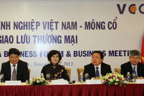 蒙古总统出席于2013年11月22日举行的越南蒙古企业论坛