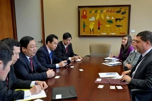 越南跨部门工作代表团与加拿大外交部举行工作会议