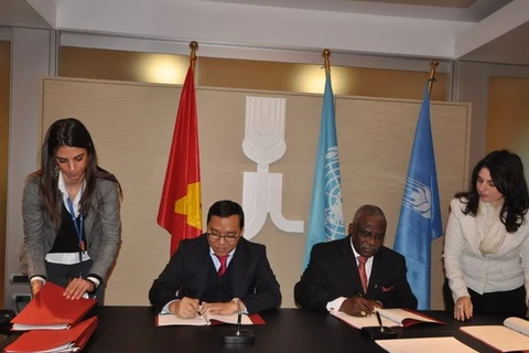 越南驻意大利大使阮黄龙同国际农业发展基金会总裁卡纳犹·那万泽签署总值为3400万美元的援助协议