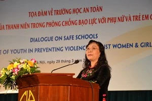 越南教育培训部副部长阮氏义女士在会上致词