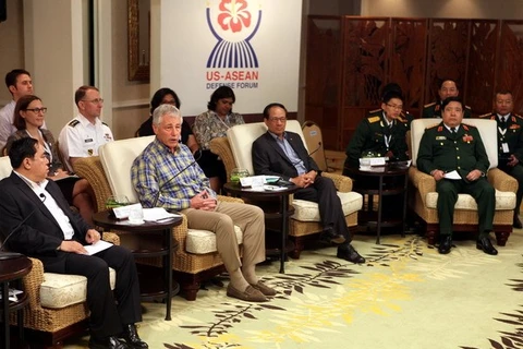 越南国防部长冯光青大将（最右边）出席论坛