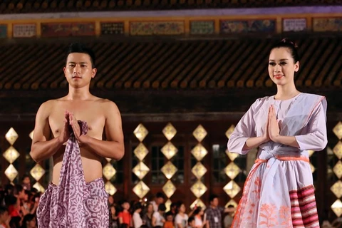 11个国家传统服装亮相“东方晚会”绚丽舞台