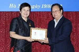越南向加拿大驻越南特命全权大使德勃拉•查特西斯授予纪念章
