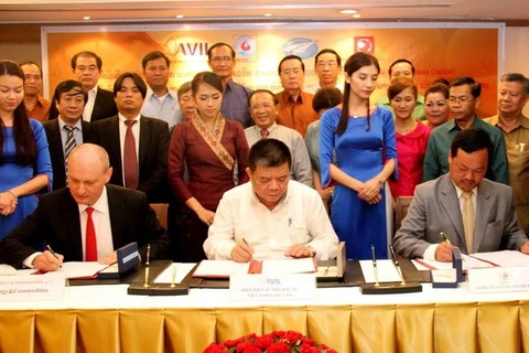 越南广平省鸿罗港到老挝卡蒙省省的“保税仓库和输油气管道工程建设项目”成立可行性研究报告合作协议签署仪式