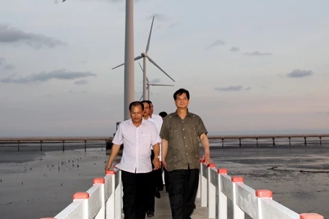 阮晋勇总理探访薄辽省风力发电厂