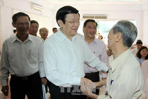 越南国家主席张晋创和胡志明市国会代表团同胡志明市第一郡选民接触