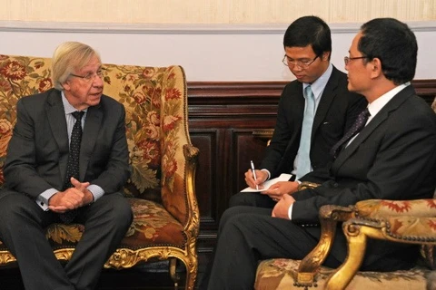 乌拉圭代总统达尼洛·阿斯托里会见前来递交委任书的越南驻乌拉圭大使阮廷操先生