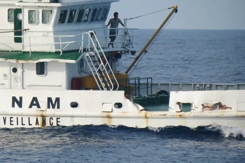 越南渔检船被中国船只撞击