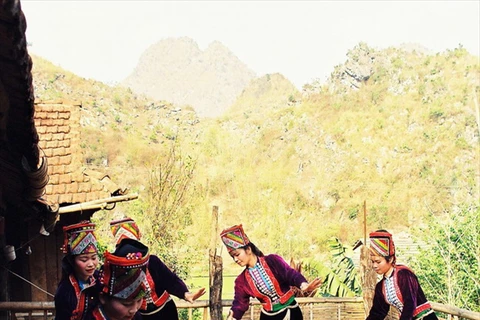 傣族姑娘跳耍舞, 迎神灵（图片来源：越南画报）