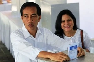印尼总统候选人佐科维和夫人