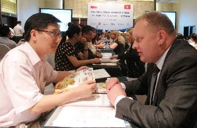 越南和波兰各家企业代表进行交谈，寻找合作机会
