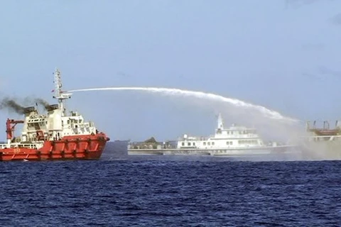 中国船只使用高压水炮攻击越南船只