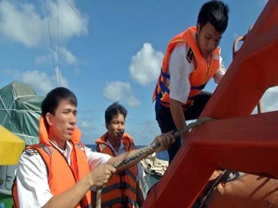 在黄沙群岛附近海域执行任务的渔检船和海警船回到岘港港