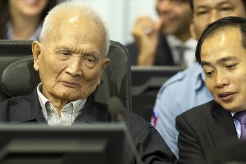 时任红色高棉中央委员会副书记和人民代表大会委员长的农谢被告（左）