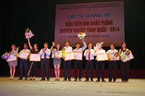 越南戏剧艺术家协会向从剧年轻演员颁发6枚金牌