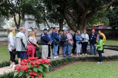 外国游客参观越南文庙——国子监。(图片来源:越南人民报) 
