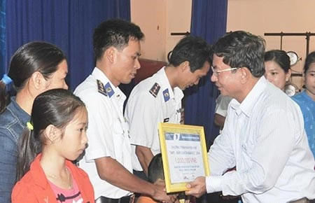 越南邮政电信集团向海警和渔民儿女颁发奖学金