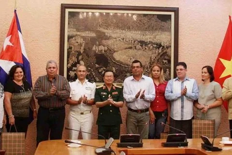 越南人民军总参谋长杜伯巳上将会见了古巴革命武装力量部代表团