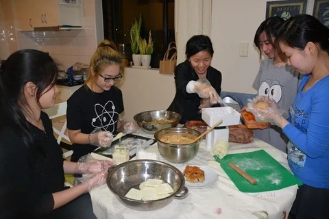 越南留学生制作月饼