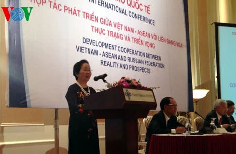 越南国家副主席阮氏缘在研讨会上发表讲话
