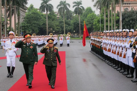 老挝国防部长对越南进行正式访问