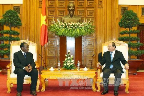越南政府副总理阮春福与乌干达副总理亨利•卡朱拉
