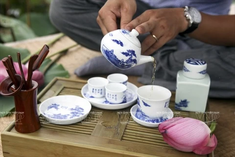 越南河内人品尝莲花茶的乐趣
