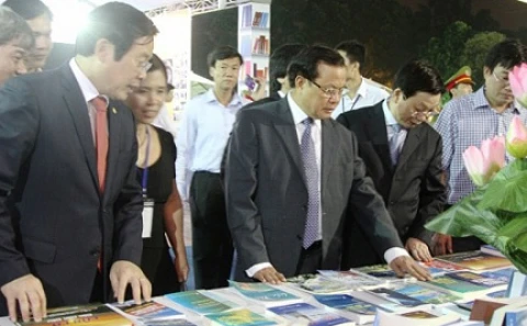 越共中央政治局委员、河内市委书记范光毅等领导参观图书节的展示区。