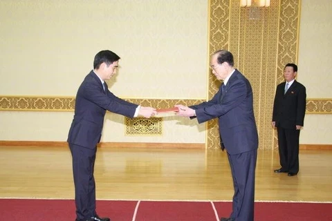 越南驻朝鲜大使范越雄向朝鲜最高人民会议常任委员会委员长金永南（Kim Yong Nam）递交国书。