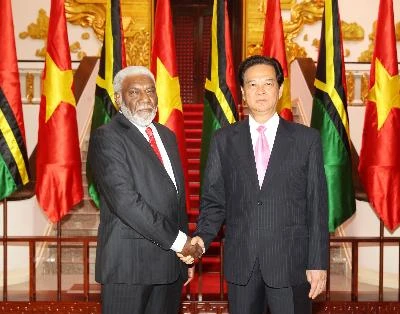 越南政府总理阮晋勇和瓦努阿图总理乔·纳图曼