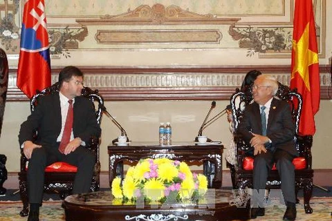越南胡志明市人民委员会主席会见斯洛伐克副总理兼外长