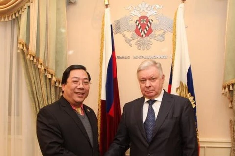 越南驻俄罗斯大使阮青山会见了俄罗斯联邦移民局局长康斯坦丁·罗莫丹诺夫斯基