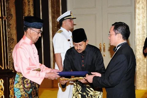 越南新任驻马来西亚大使范高峰向马来西亚国王递交国书。