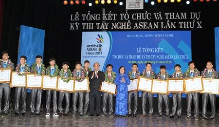 阮春福副总理向本届比赛获得优异成绩的各个人和集体颁发越南政府总理的奖状