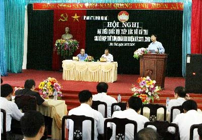 越南祖国阵线中央委员会主席阮善仁接触北江省选民