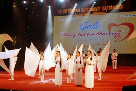 2014年第一届越南全国残疾人唱歌比赛中一个节目