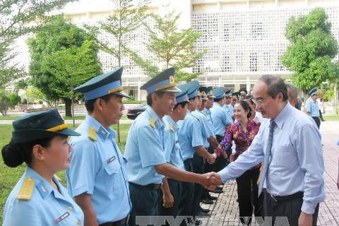 阮善仁同志访问空军军官学校
