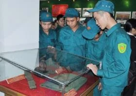越南全国多地纷纷举行活动 庆祝越南人民军成立70周年