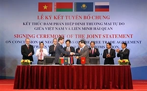 越南工商部长武辉煌同欧亚经济委员会贸易部长安德烈·斯列普涅夫签署了结束越南与俄白哈关税同盟自贸协定（FTA）谈判的联合声明