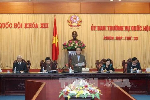 越共中央政治局委员、国会主席阮生雄主持会议