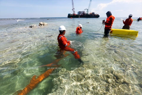 越过海底26公里后，工程师们把电缆安全接岸 (图片来源：越南画报）