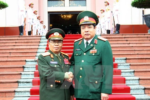 越南国防部长冯光青与老挝国防部长森暖