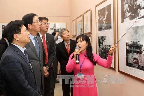 庆祝越中建交65周年图片展在河内举行